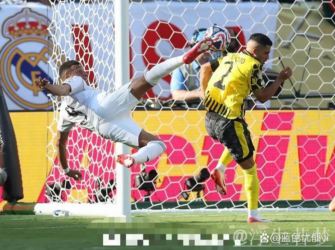姆巴佩惊险一幕:假摔逃牌遭遇进球被吹,贝林厄姆助力脱困,德容怒怼VAR裁决